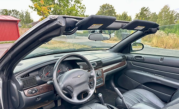 Chrysler Sebring 2 of 16