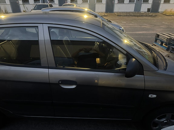 Kia Picanto 2 of 4