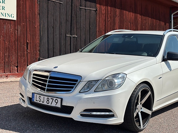 Mercedes-Benz E220 2 of 10