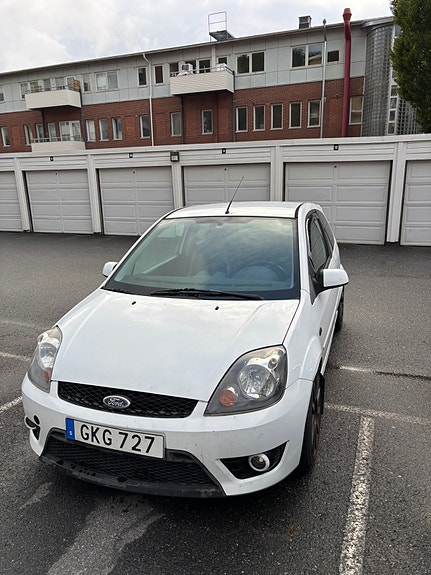 Ford Fiesta 2 of 5