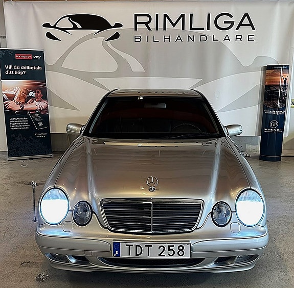 Mercedes-Benz E200 3 of 12