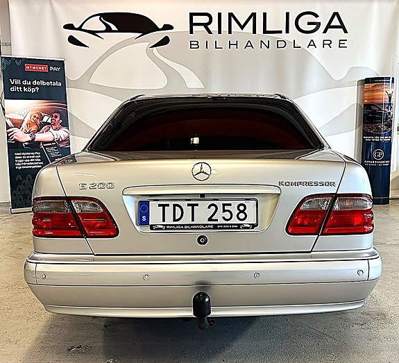 Mercedes-Benz E200 4 of 12