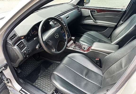 Mercedes-Benz E200 7 of 12