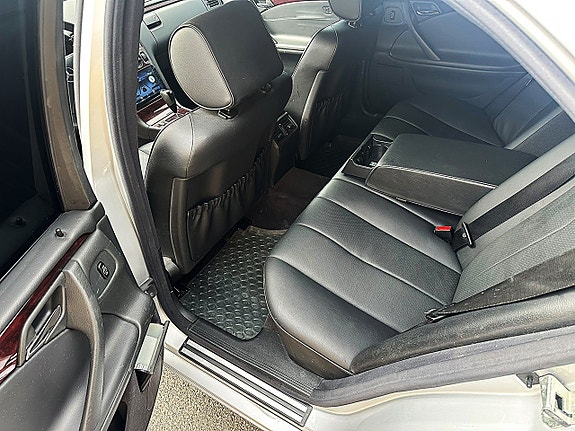 Mercedes-Benz E200 8 of 12