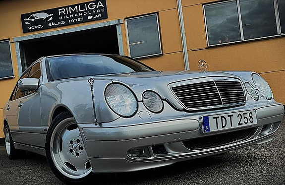 Mercedes-Benz E200 5 of 12