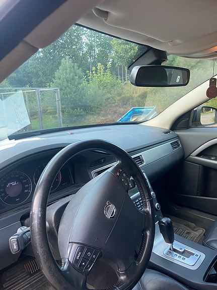 Volvo V70 3 of 6