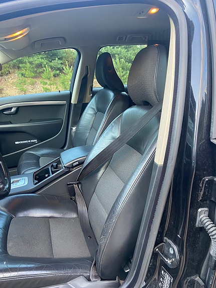 Volvo V70 2 of 6