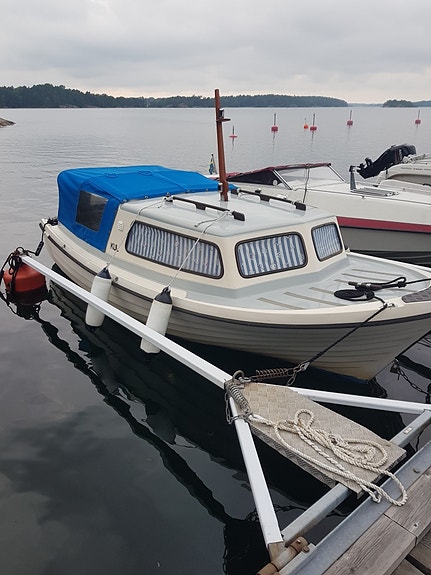 Motorbåt Monark 50C. Mariner 25hk 2-takt -96 Trailer med vinsch. Ligger på land. 2 of 5
