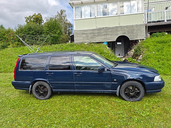 Volvo V70 2 of 11
