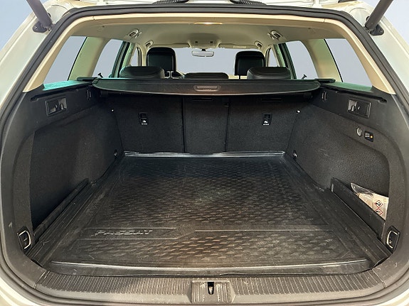 Volkswagen Passat 12 of 21