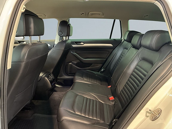 Volkswagen Passat 13 of 21