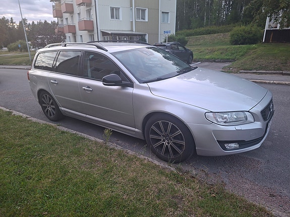 Volvo V70 2 of 5