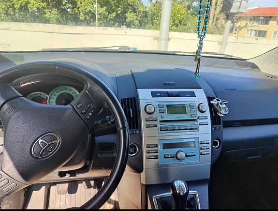 Toyota Corolla Verso 2 of 6