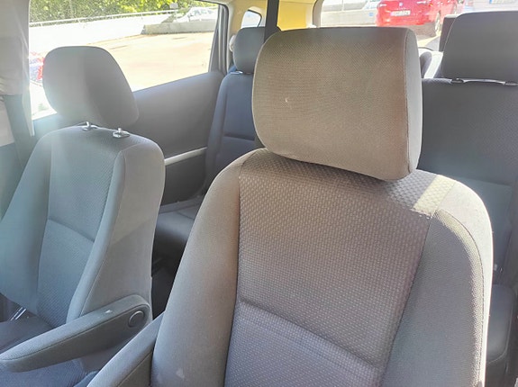 Toyota Corolla Verso 3 of 6