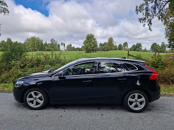 Volvo V40 2 of 6