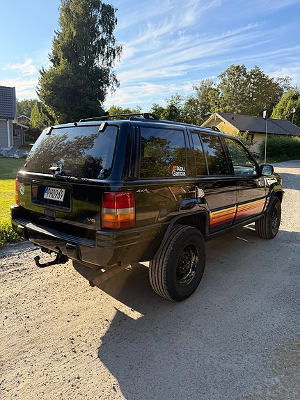 Jeep Grand Cherokee 2 of 12