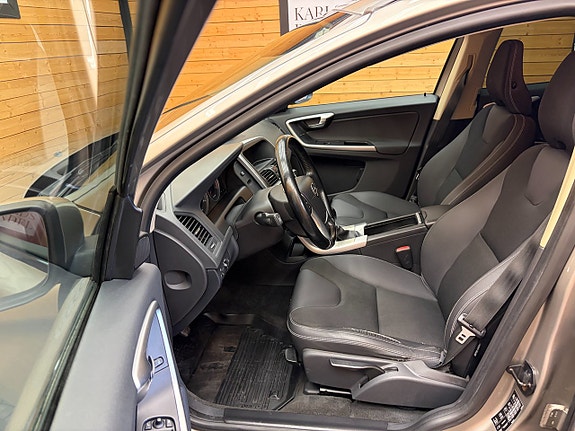 Volvo XC60 15 of 28