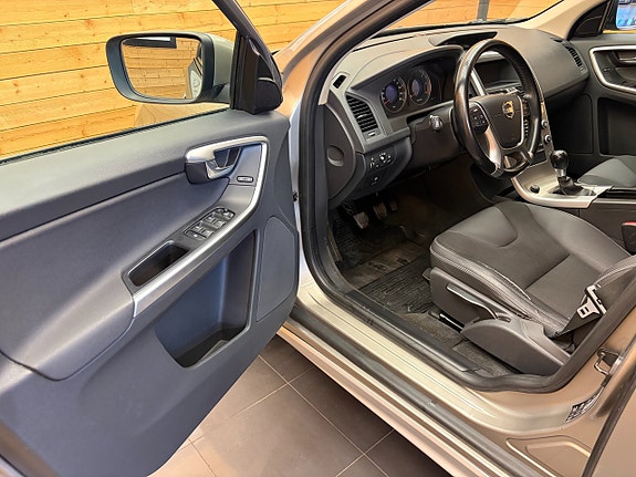 Volvo XC60 14 of 28