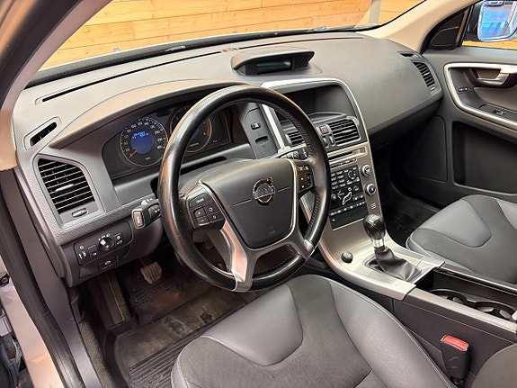 Volvo XC60 11 of 28