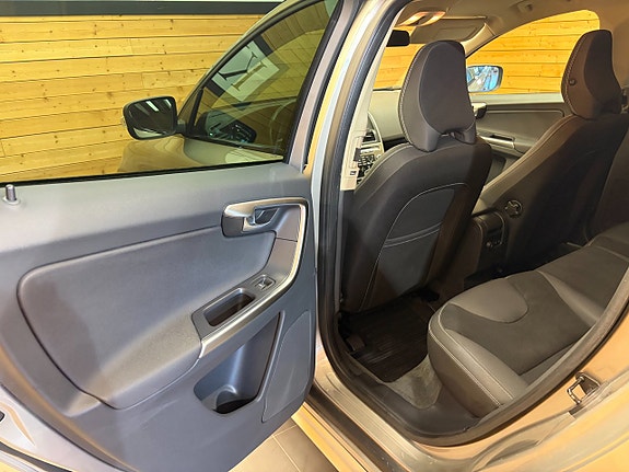 Volvo XC60 16 of 28