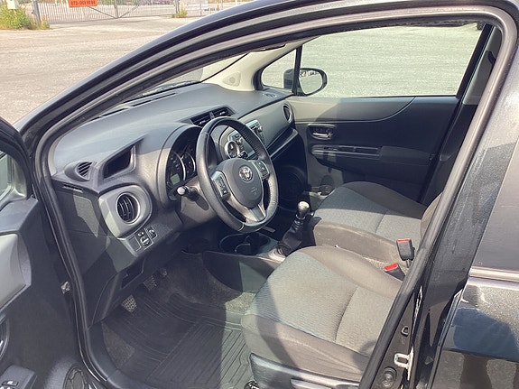Toyota Yaris 5 of 15