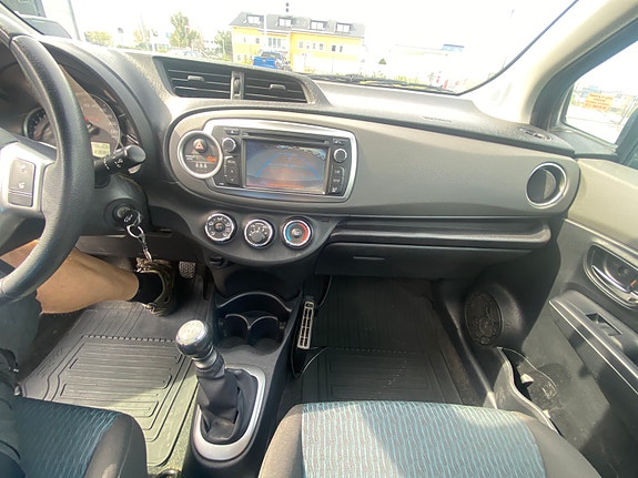 Toyota Yaris 10 of 15