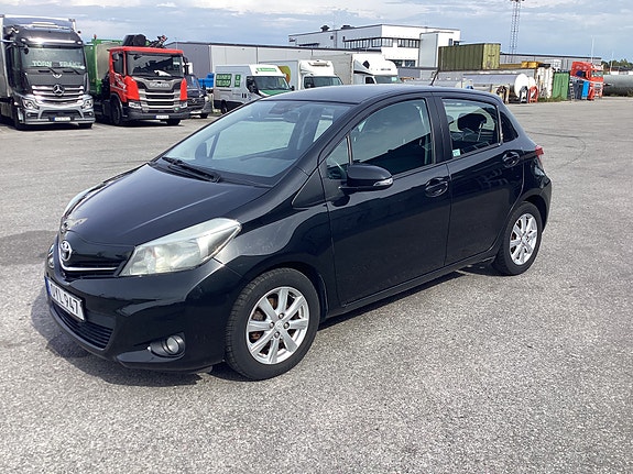 Toyota Yaris 2 of 15