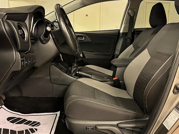 Toyota Auris 13 of 24