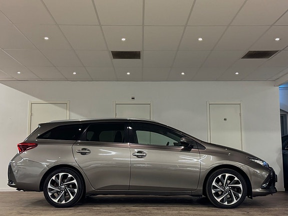 Toyota Auris 7 of 24