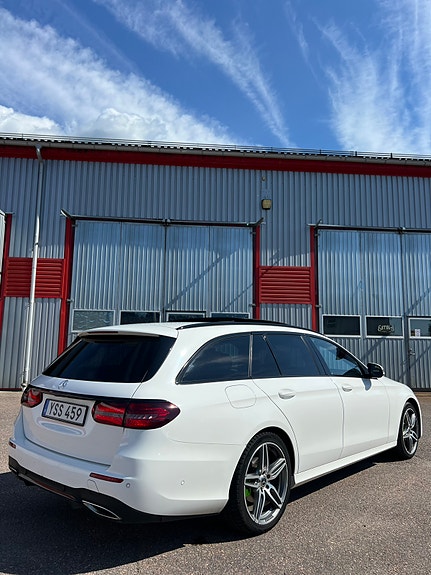 Mercedes-Benz E220 2 of 6