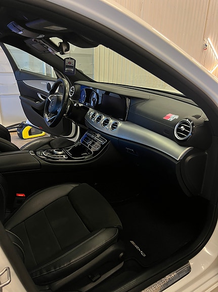 Mercedes-Benz E220 3 of 6