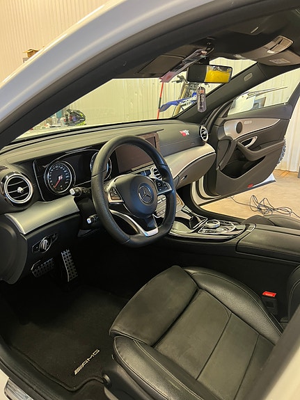 Mercedes-Benz E220 4 of 6