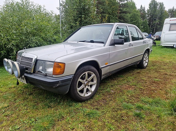 Mercedes-Benz 190 2 of 6