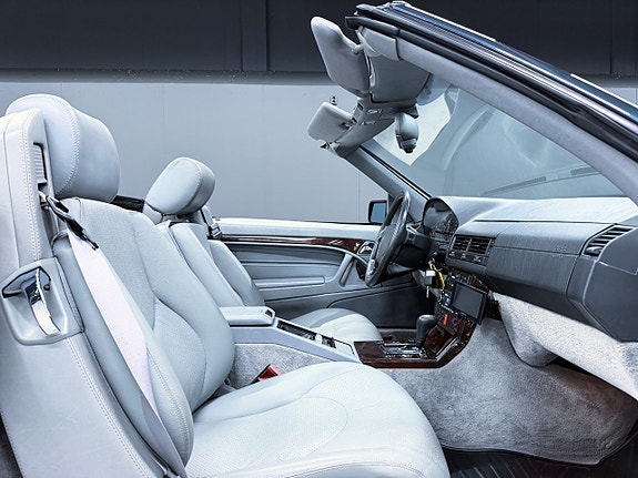 Mercedes-Benz SL320 9 of 17