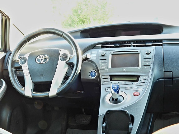 Toyota Prius 9 of 19