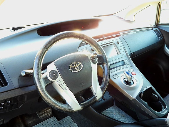 Toyota Prius 8 of 19