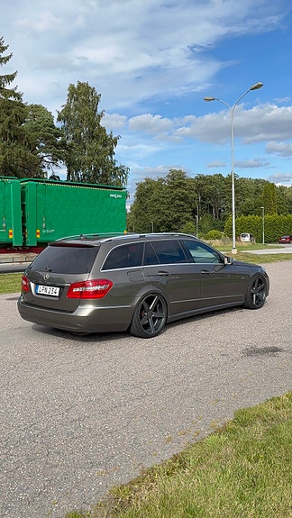 Mercedes-Benz E250 3 of 4