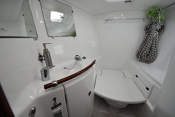 Beneteau Oceanis 42 CC 8 of 10