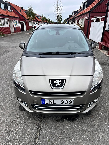 Peugeot 5008 2 of 11