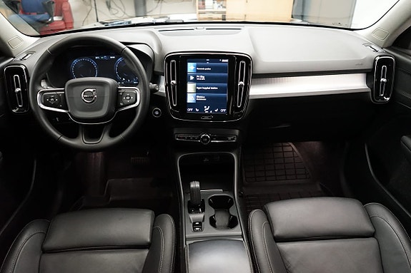 Volvo XC40 6 of 18