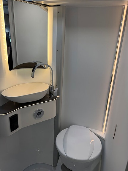 Pössl Summit 600 LE Shine Elegance 180 hk Aut 9 of 15