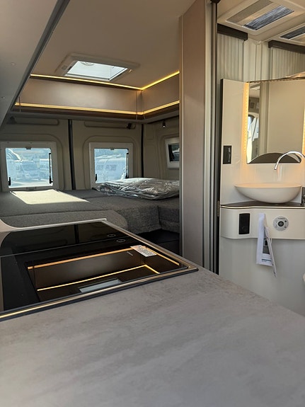 Pössl Summit 600 LE Shine Elegance 180 hk Aut 5 of 15