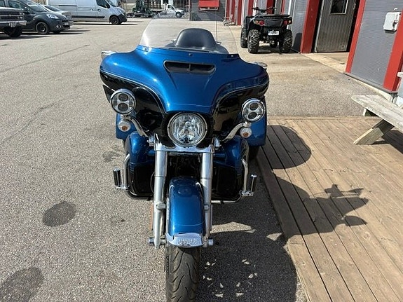 Harley-Davidson Tri Glide Ultra Trike Jubileumsmodell Nr 66 av 1900 tillverkade 3 of 6