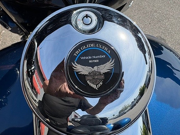 Harley-Davidson Tri Glide Ultra Trike Jubileumsmodell Nr 66 av 1900 tillverkade 6 of 6