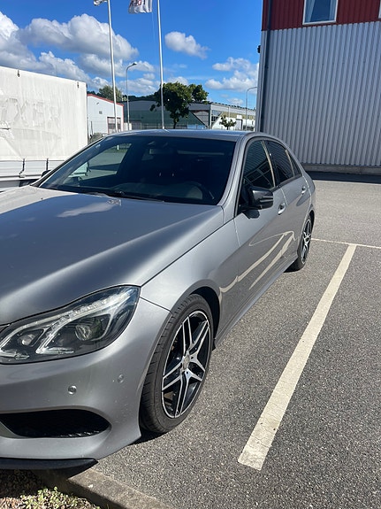 Mercedes-Benz E220 2 of 8