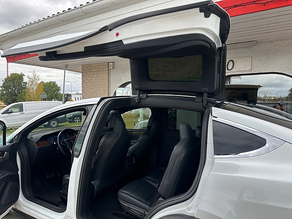 Tesla Model X 10 of 27
