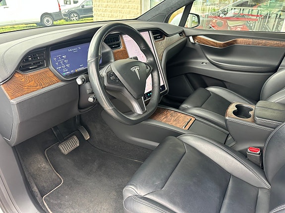Tesla Model X 21 of 27