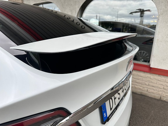 Tesla Model X 24 of 27