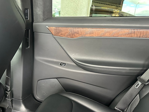 Tesla Model X 25 of 27