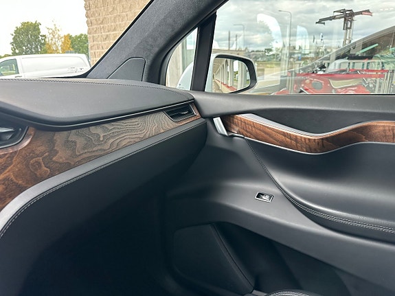 Tesla Model X 17 of 27